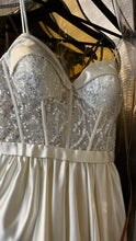 Vestido de novia con tirantes delgados top corsé de lentejuelas, cinturon y falda linea A drapeado en satén