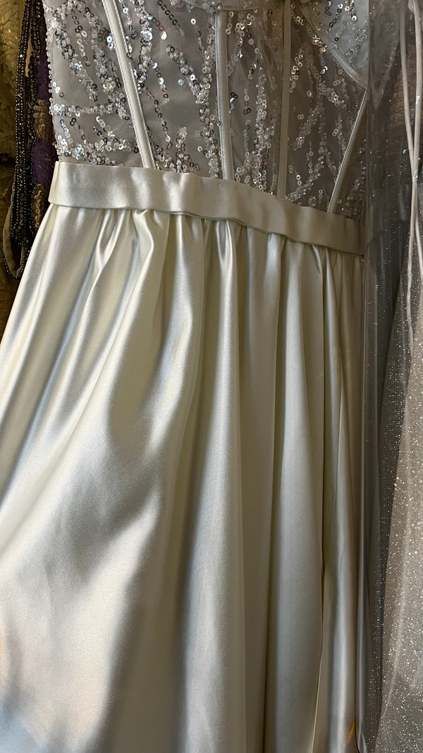 Vestido de novia con tirantes delgados top corsé de lentejuelas, cinturon y falda linea A drapeado en satén