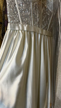 Vestido de novia con tirantes delgados top corsé de lentejuelas, cinturon y falda linea A drapeado en satén