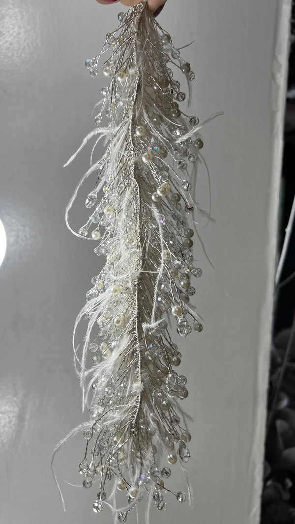 Tocado flexible largo de cristales, perlas y plumas