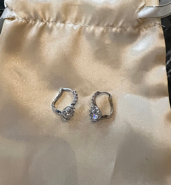 Par de aretes pequeños de cristal