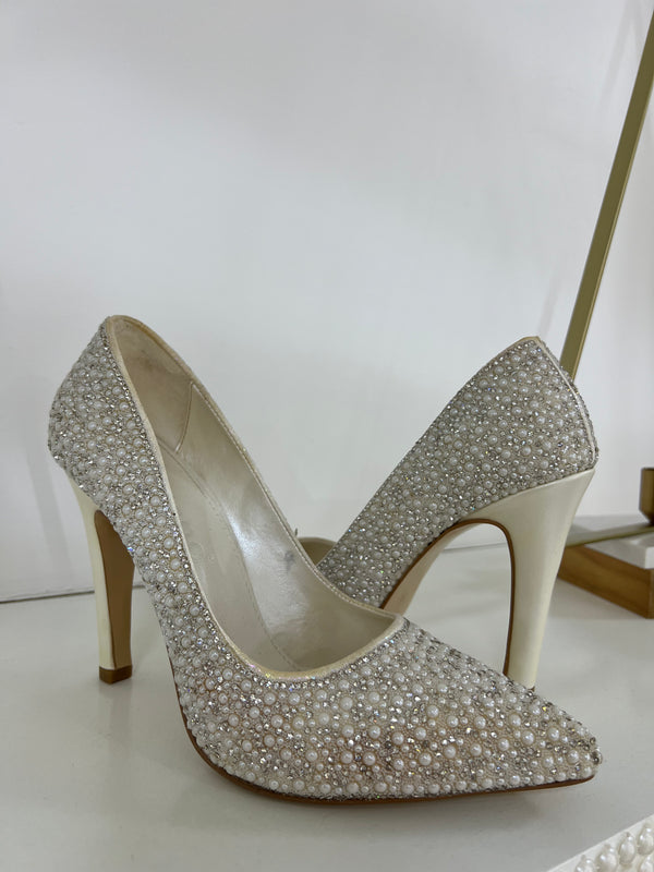 Tacones blancos de perlas y brillos estilo punta