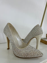 Tacones blancos de perlas y brillos estilo punta