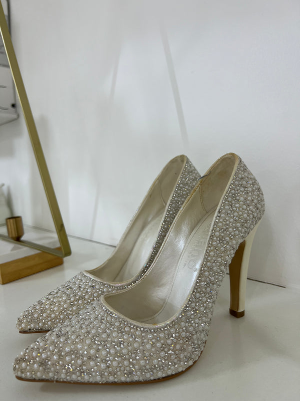Tacones blancos de perlas y brillos estilo punta