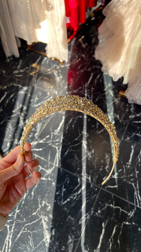 Tiara dorada de zirconas y cristales