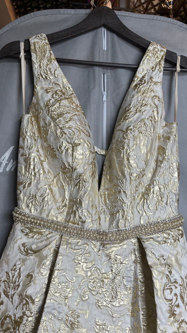 Royal en Beige Bordado