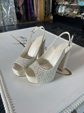 Tacones altos con perlas y brillos