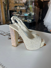Tacones altos con perlas y brillos