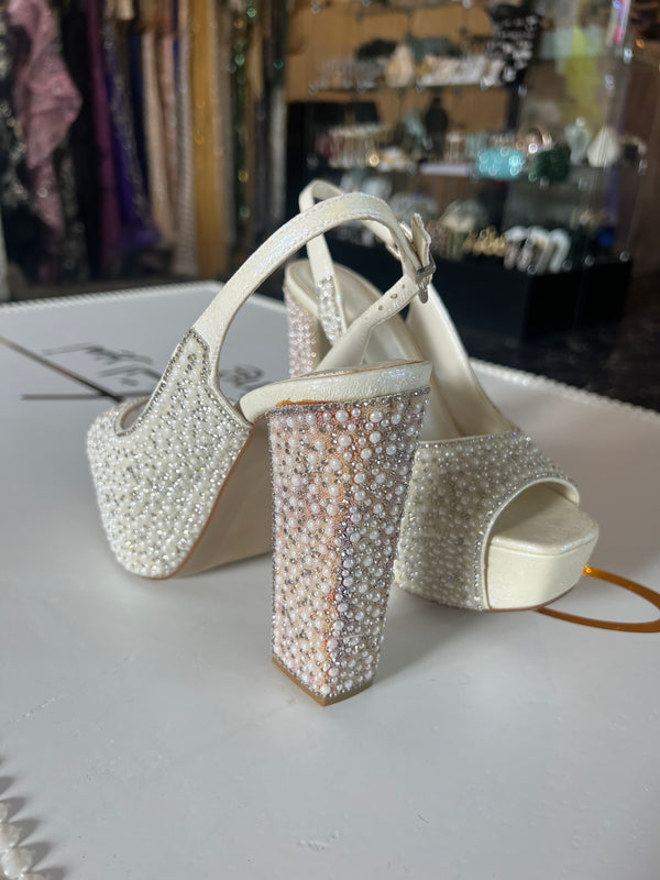 Tacones altos con perlas y brillos