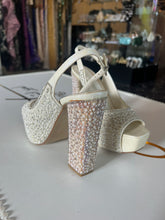 Tacones altos con perlas y brillos