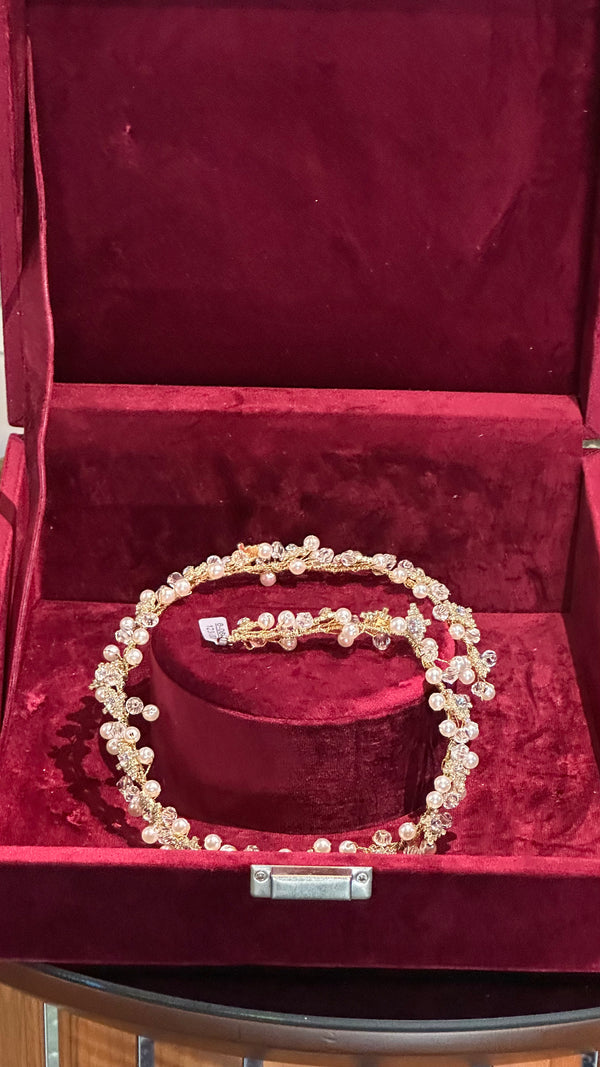 Diadema tipo tocado flexible (perlas y dorado)