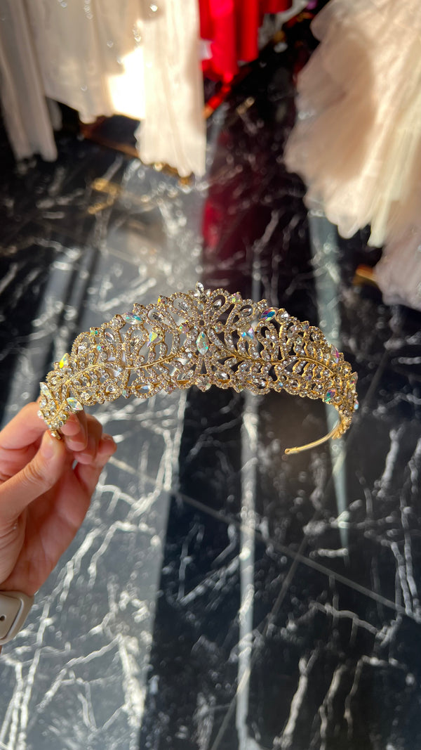 Tiara dorada de zirconas y cristales
