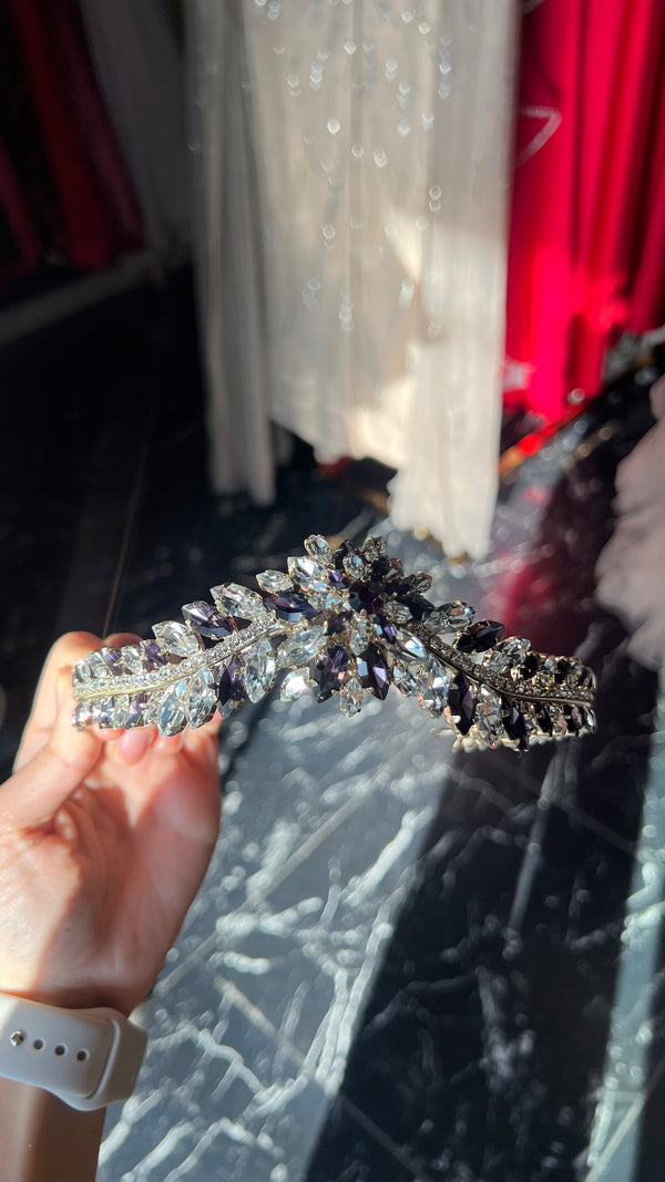 Tiara morada de cristales