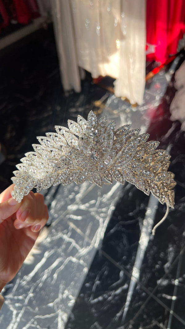 Tiara plateada de zirconas