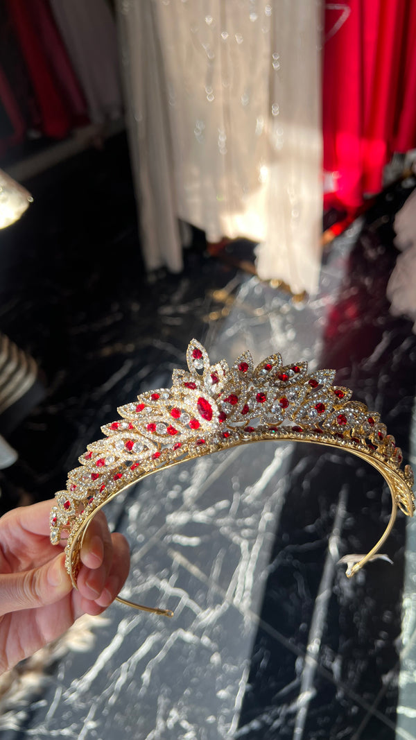 Tiara roja de zirconas