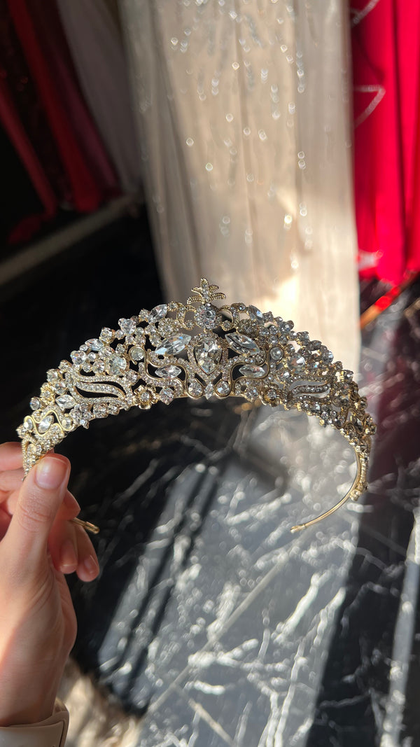 Tiara royal dorada de zirconas y cristales