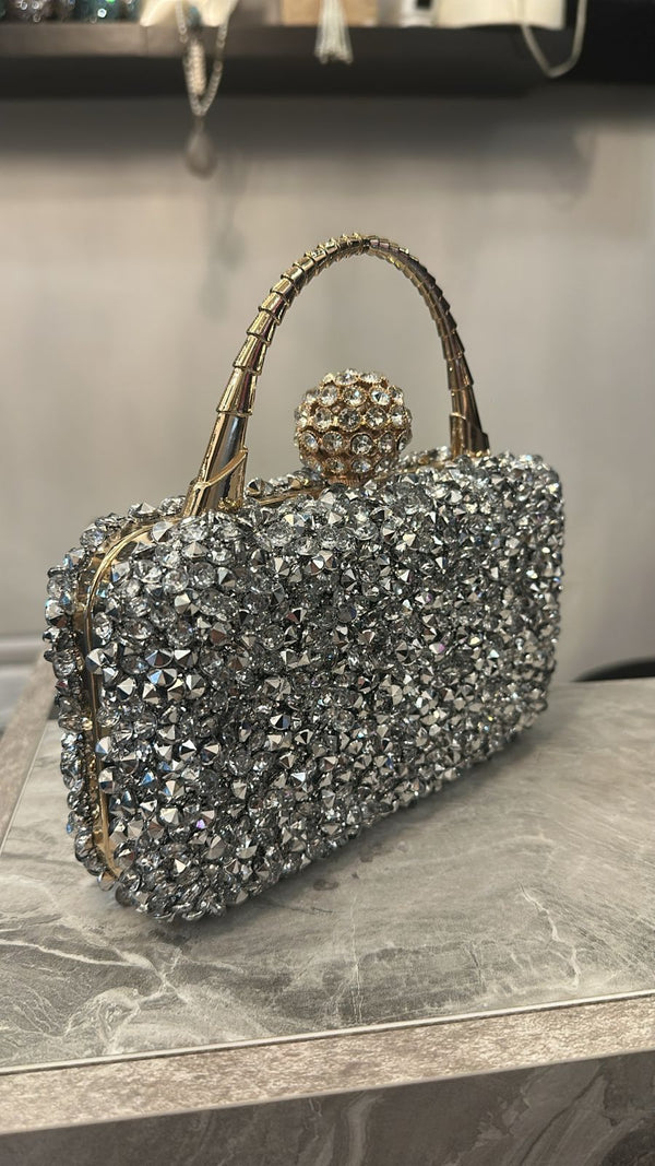 Clutch de gala plateado con agarradera dorada