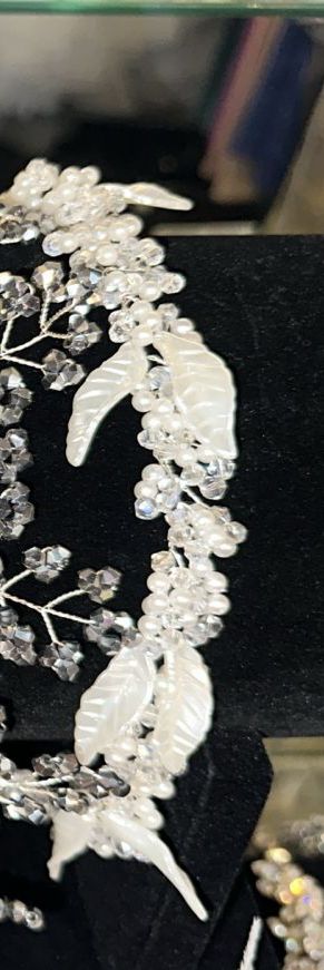 Tocado flexible de flores cristales con hojas blancas