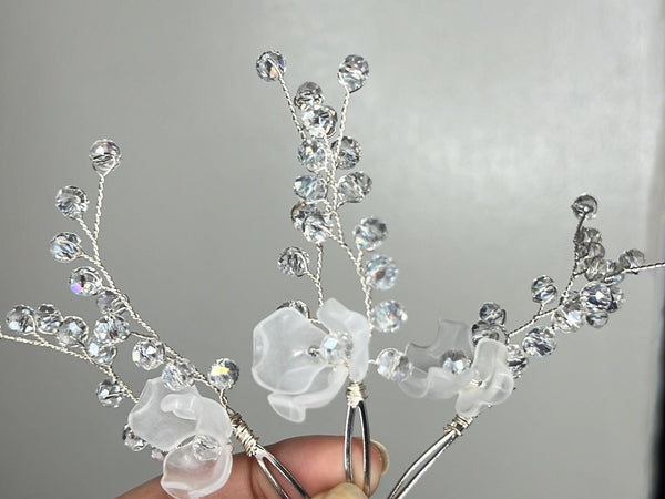 Pin con cristales y petalos