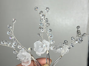 Pin con cristales y petalos