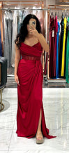 Scarlet Drape – Satinado Rojo con Corset Transparente